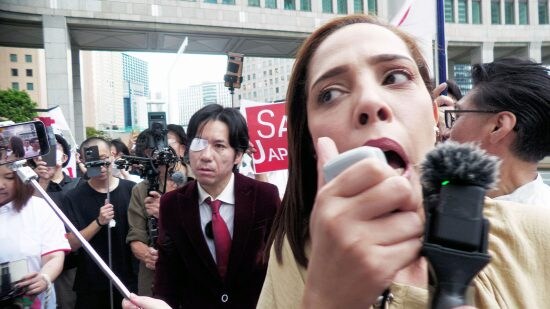 タレントのフィフィや河合悠佑戸田市議が参加した都庁前での反移民デモは数百人規模に(9月13日)