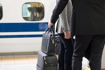 新幹線で「席を立つので荷物を見てほしい」と言われ承諾した男性を襲った悲劇。1時間以上戻らなかった女性の“呆れた行動”
