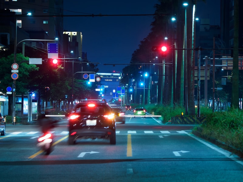 大きな道路を走る車