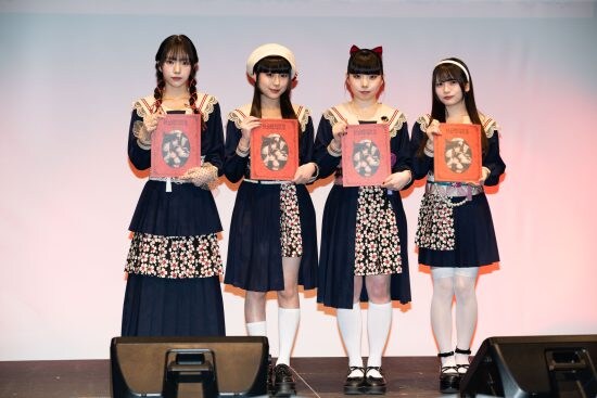 Adoプロデュースの4人組が“血まみれ衣装”で魅せる！