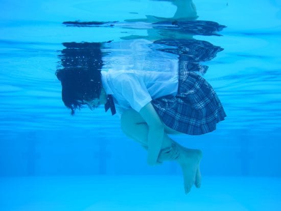 「今でも女子たちが怖い」写真家・青山裕企が20年間“制服少女を撮り続ける”理由。コンプレックスは乗り越えるものではない