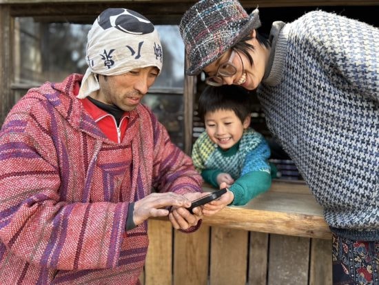 ほぼ交際0日で結婚、東京から青森に移住した女性。公共の電気、ガス、水道も使わない「0円生活」の内容