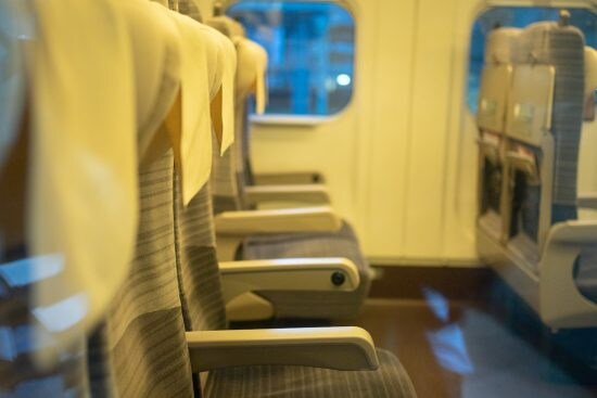 新幹線の窓から見た座席