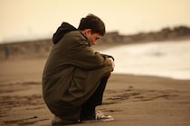 「“都会での努力”は、地元では評価されない」職場で年越し、帰省すると説教。年末年始が憂うつなワケ