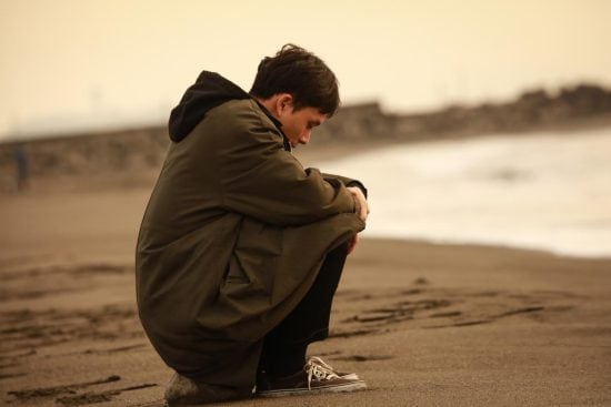 「“都会での努力”は、地元では評価されない」職場で年越し、帰省すると説教。年末年始が憂うつなワケ