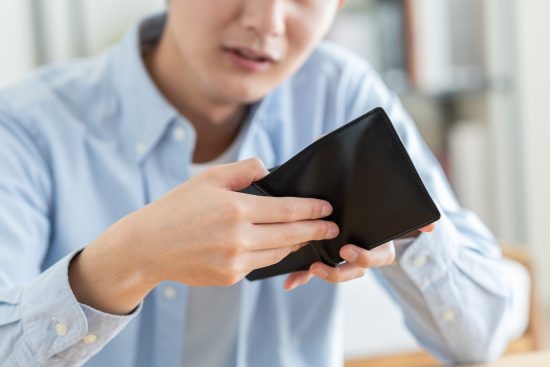 お金に悩む男性