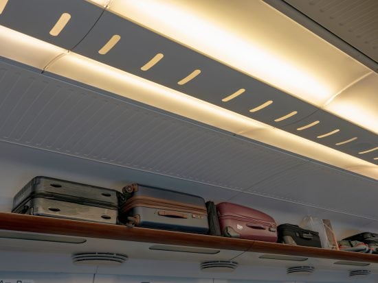 荷物でいっぱいの新幹線の荷物棚