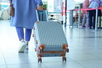 満員電車で通路を塞ぐ外国人観光客のキャリーケースに“イラっ”。乗客の足に当たって…