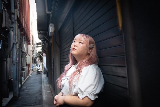 歌舞伎町有名“ホス狂い”の壮絶すぎる幼少期。両親が離婚、「まるで“ゴミ屋敷”で育てられて」