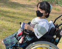 「80回骨折しました」26歳女性を苦しめる“2万人に1人”の難病。「くしゃみで骨が折れてしまう」壮絶な日常生活とは