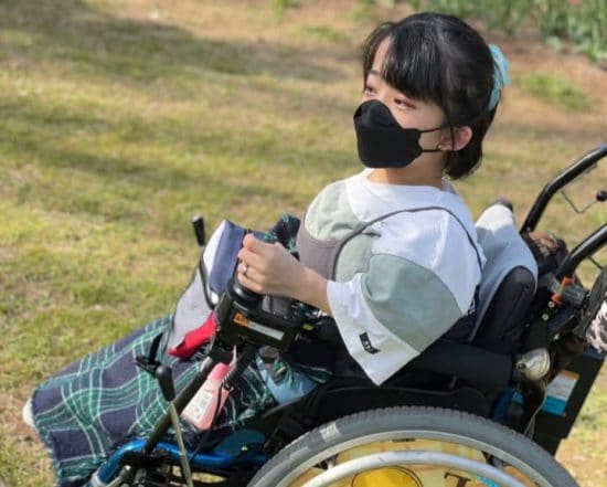 「80回骨折しました」26歳女性を苦しめる“2万人に1人”の難病。「くしゃみで骨が折れてしまう」壮絶な日常生活とは