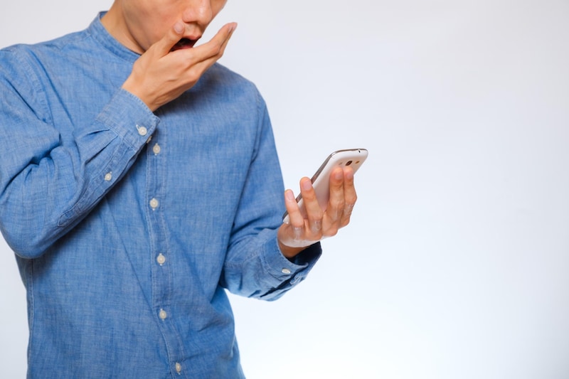 スマホ　驚く男性