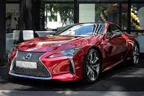 「手取り16万円」なのに何故かレクサスを購入できた姉。「やけに金回りがいいと思ったら…」判明した衝撃の事実