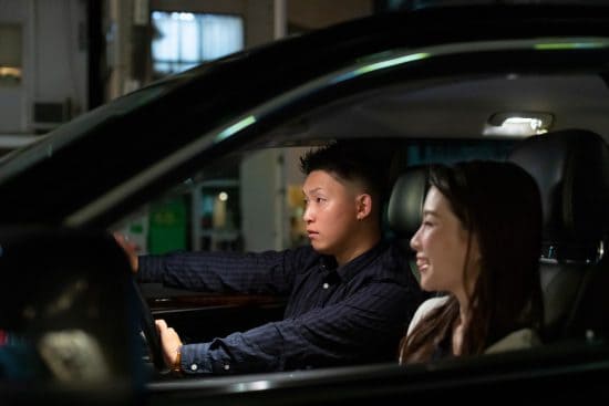 車の中で楽しそうに会話をする若い男女