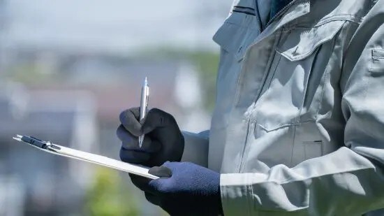 作業服姿の男性│検査・点検イメージ