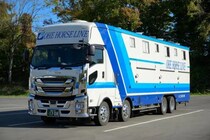 北海道から本州へ「競走馬を運ぶ仕事」の知られざる裏側…特注の“馬運車”は「1台6000万円以上」過去にはオグリキャップやディープインパクトも