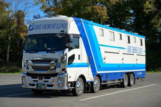 北海道から本州へ「競走馬を運ぶ仕事」の知られざる裏側…特注の“馬運車”は「1台6000万円以上」過去にはオグリキャップやディープインパクトも