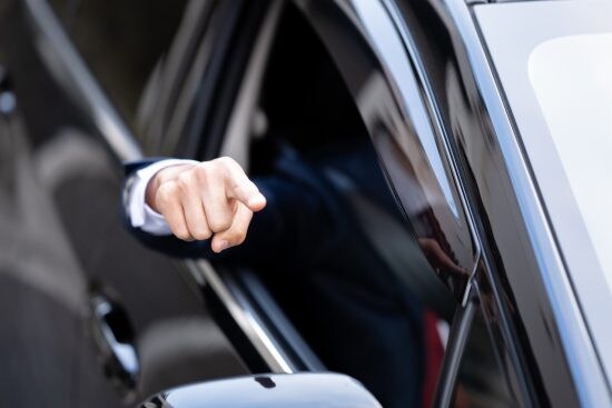 車を運転しながら怒る男性