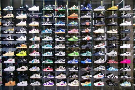 「スニーカーブームが終わった」は本当か?“プレ値”がつくスニーカーの多様化と偽造業者の暗躍