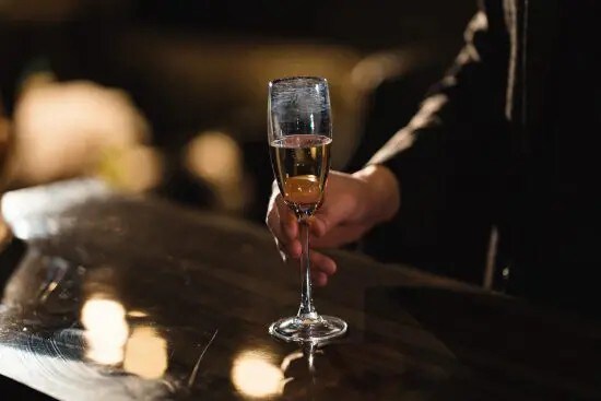 シャンパングラスを持つ手元