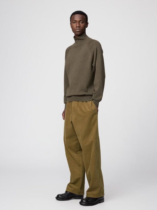 ハイネックセーター