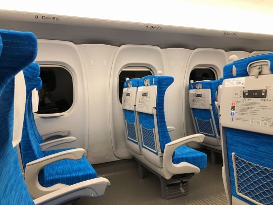 新幹線で降りようとする隣の男性を無視…通せんぼする“迷惑女性客”を「押しのけて強行突破した」結果――年末年始ベスト