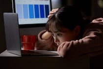 携帯のバイブ音は“トラブルの予兆”。「年末年始も気が休まらない」営業職の悲哀