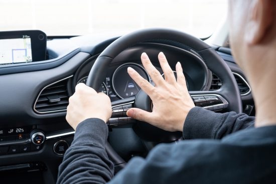 車のクラクションを鳴らす人