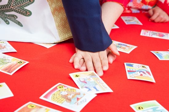 かるた取りをする子供