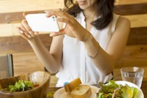 飲食店で「男性アイドルのアクスタを立てて写真を撮る女性」から「映り込んじゃうからどいて」と無茶ぶり。徹底的に拒否した結果…