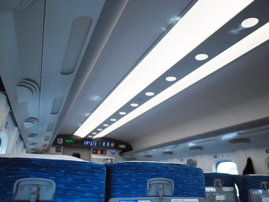 新幹線で出張の風景