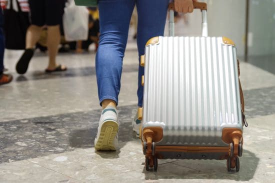 新幹線で「要予約の荷物スペースに外国人観光客のスーツケースが」40分にわたる格闘の末に…――年末年始ベスト