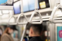 満員電車で痴漢に遭った女子大生が取った「勇気ある行動」。スマホ画面を覗き込んだ男が“慌てた様子”で離れていくまで