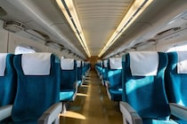 「地獄の2時間でした」新幹線で“ハズレ席”を引いた24歳男性の悲劇。特大スーツケースのせいで乗客が口論に…