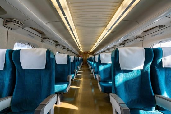 「地獄の2時間でした」新幹線で“ハズレ席”を引いた24歳男性の悲劇。特大スーツケースのせいで乗客が口論に…