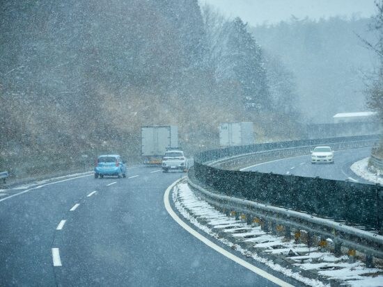冬の雪の天気の中の高速道路の風景