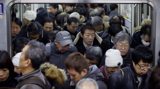満員電車でドアを塞いだまま動かない男性…さらに突然“膝蹴り”された会社員の怒り「まったく意味がわかりませんでした」
