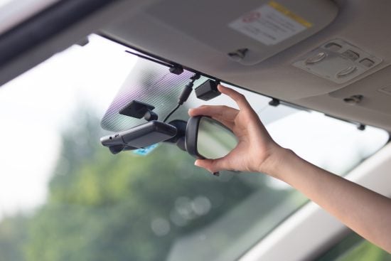 バックミラーを確認する女性