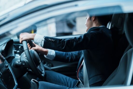 車を運転するビジネス男性
