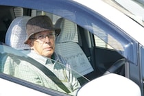 「一方通行の道で逆走する」80代老人のせいで渋滞に…“作業服姿の男性”がとった行動に心の中で拍手――週末ベスト