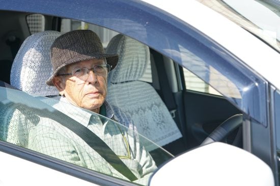 「一方通行の道で逆走する」80代老人のせいで渋滞に…“作業服姿の男性”がとった行動に心の中で拍手――週末ベスト