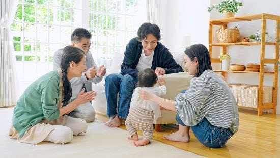 笑顔の赤ちゃんと三世代家族