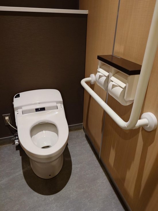 SNSで話題「トイレは貸したくありません」コンビニの張り紙が映した“限界”と現場の本音