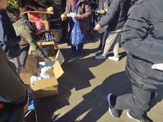 サラリーマンや家族連れまで…年末の炊き出しに“900人超の大行列”。背景に「見えない貧困」