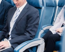 「どんどん気分が悪くなってきて…」新幹線で男性を襲った悲劇。隣に座った男性の“耐え難い特徴”とは