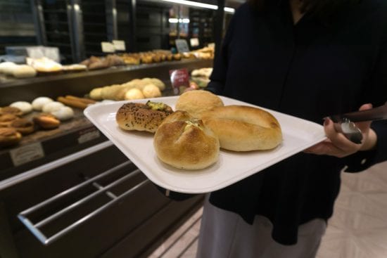 「毎日パンを買いに来る」70代男性には“真の目的”が…女性店員に“あり得ない要求”をして警察に通報されるまで――週末ベスト