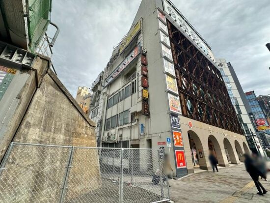 高田馬場｢駅前不法占拠｣がついに解体。“謎の激シブ店舗群”が現在は｢ただの壁｣に…むしろ「なぜ令和まで生き残れたのか」背景に迫る