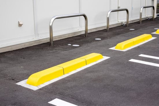 コンビニの駐車場でたむろするヤンキーたち