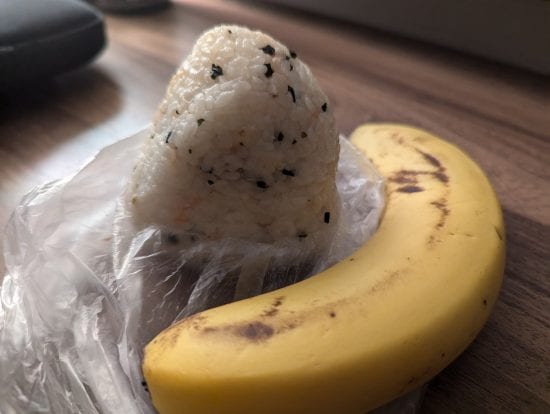 おにぎりとバナナ