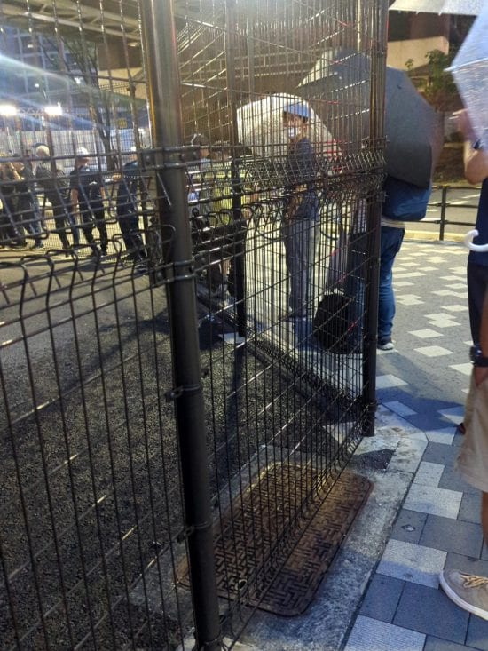 行列に並ぶ人々